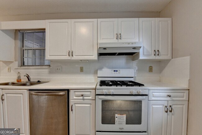 Building Photo - 2115 Glynmoore Dr