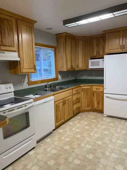 Building Photo - 174 Lakewood Dr