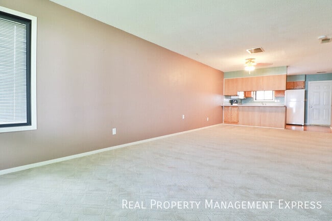 Building Photo - Lovely 2 Bedroom 2.5 Bathroom Townhome
