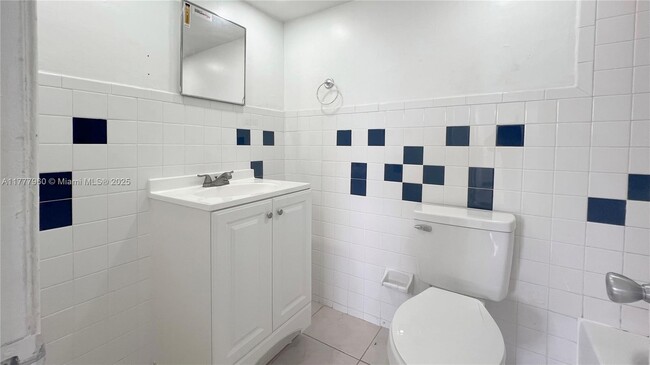 Building Photo - 666 W 81st St