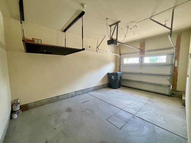 Building Photo - Stunning VB Townhome Style Condo