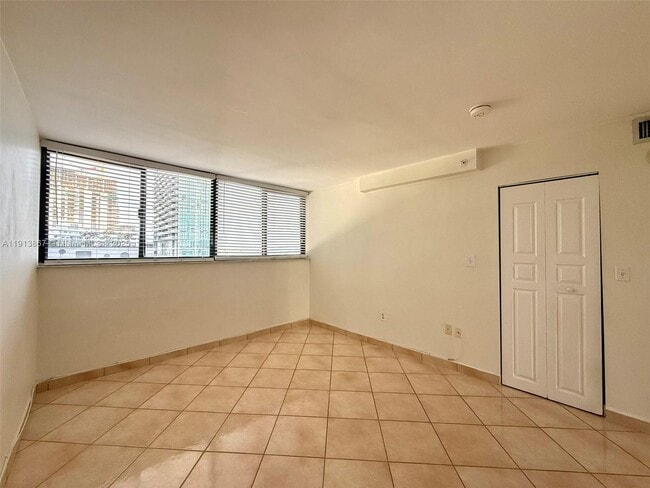 Building Photo - 555 NE 30th St