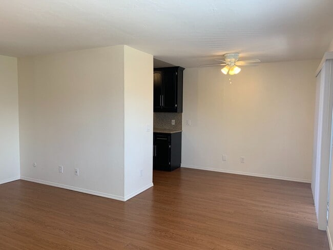 Building Photo - DOUBLE Car Garage! Balcony! Walkable to Restaurants!