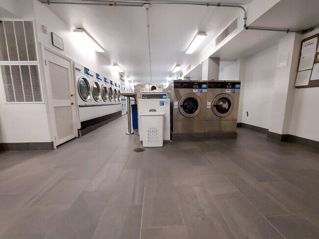 Building Photo - HUGE Apartment Across from Grosvenor Metro...