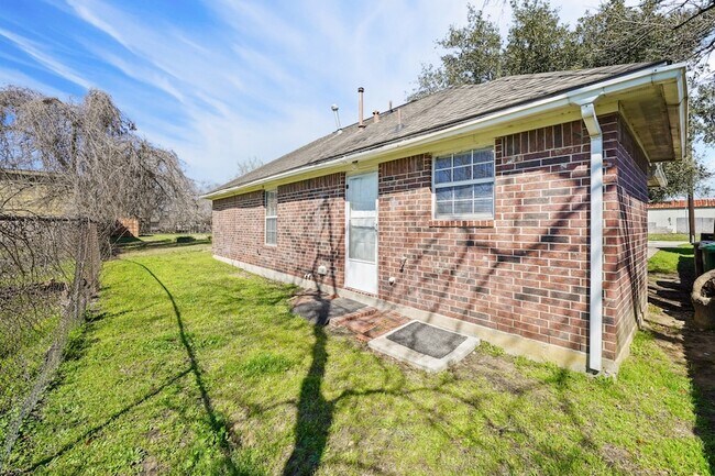 Building Photo - 4636 Mayflower St