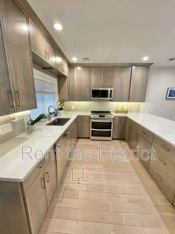 Building Photo - 1316 Staples St NE