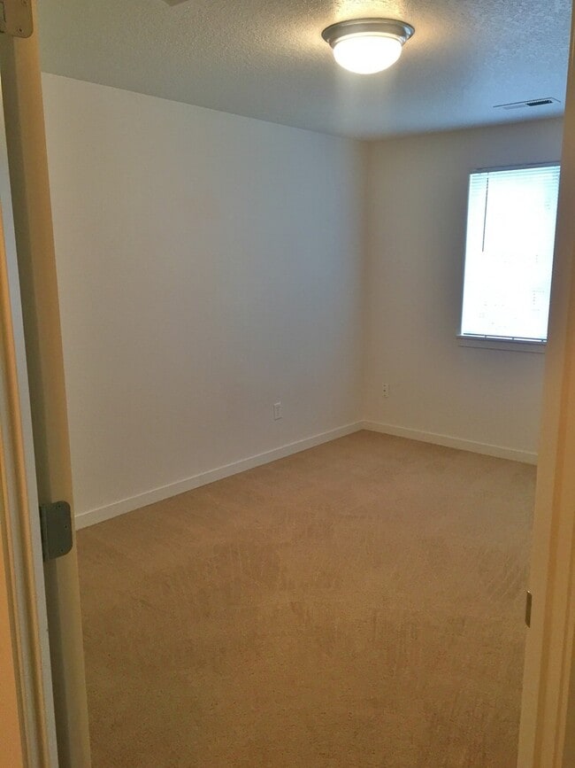 Building Photo - Spacious 3 Bed/2.5 Bath Home in VAN MALL Area!