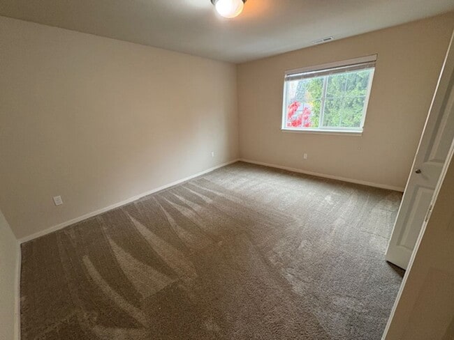 Building Photo - Beautiful 4-bedroom 2.5 bath home