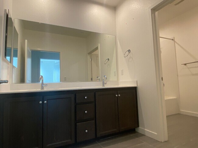 Building Photo - Dublin Hyde Park Modern Living Single Level Condo 4 Bed / 2 Bath, Amenities, Close to 580