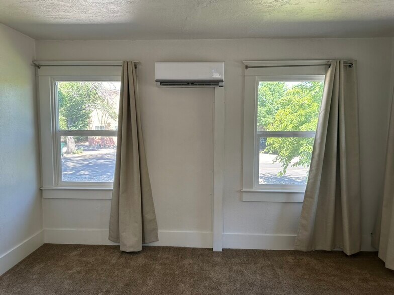 Building Photo - 609 W 11th St