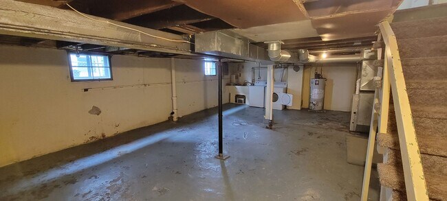 Building Photo - AVAILABLE JUNE - 4 Bed 1 Bath Located In East Hillside