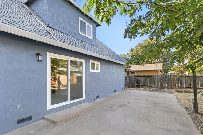 Building Photo - 1611 Clemson Dr