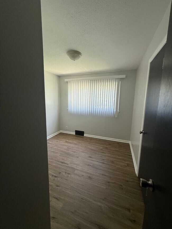 Building Photo - 3315 S Mt Carmel Ave