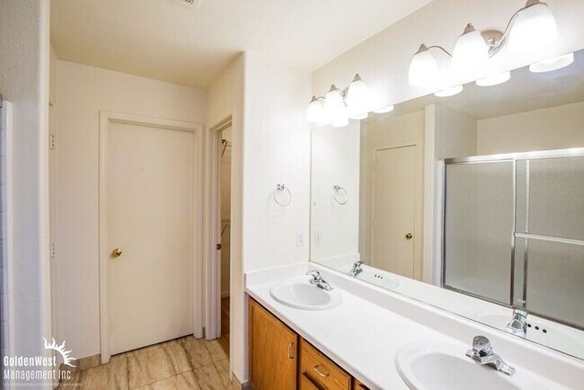 Building Photo - Gorgeous 3Bdm 2.5Ba Two-Story Home in Squi...