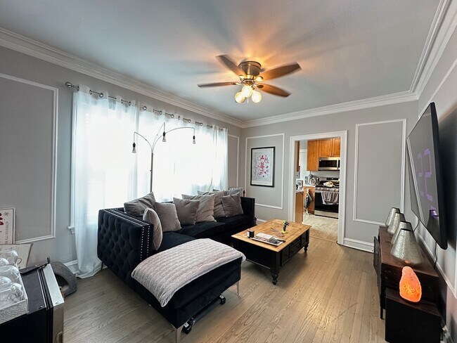 Building Photo - 1352 W Carmen Ave