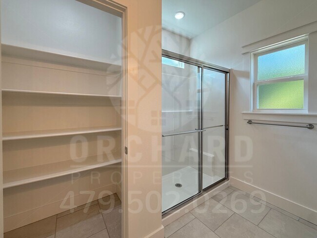 Building Photo - Bella Vista Single-Family Home- 3 Bed/ 2 B...