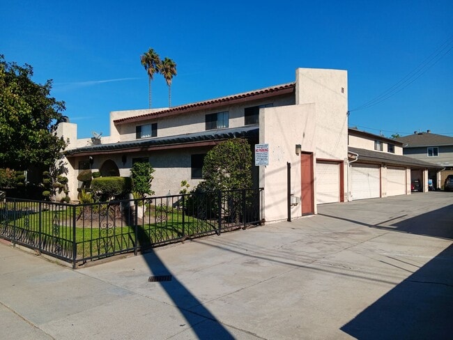 Building Photo - Charming 2-Bedroom, 2-Bathroom Gardena Con...