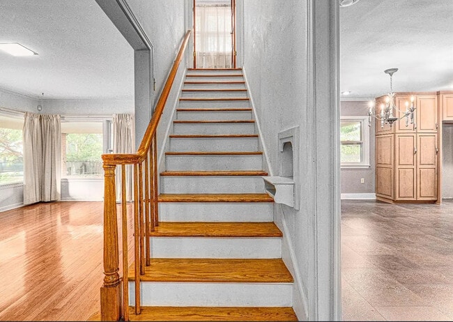 Building Photo - 1205 W Oak Ave