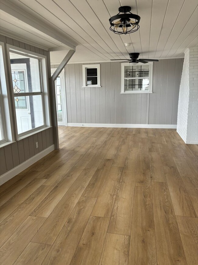 Building Photo - 1 Month Free Rent!! FarmHouse with Room for Everyone