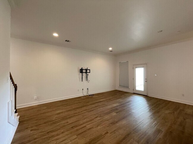 Building Photo - 3 Bedroom Garden Home in Stonelake Village...