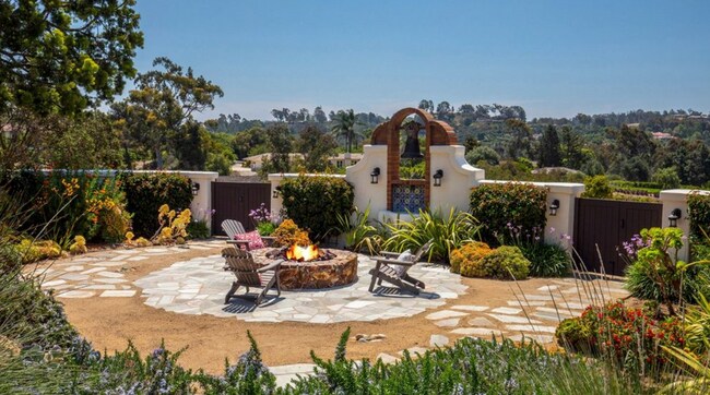 Building Photo - This Beautiful Hacienda Style Home combine...