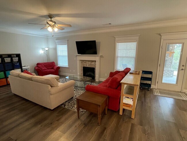 Building Photo - 819 Lost Grv Trl