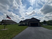 Building Photo - Immaculate, 3 bedroom/2 Bath single-level ...
