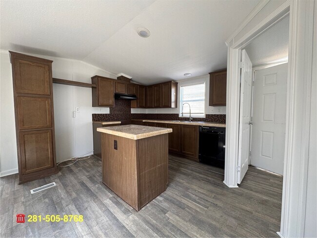Building Photo - 16206 Wood Dr