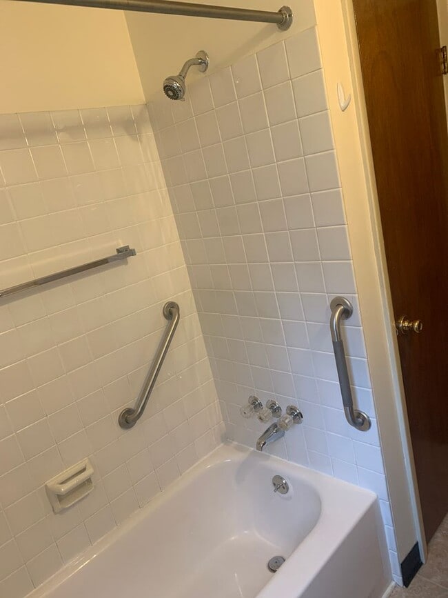 Building Photo - 2nd Floor 2 Bedroom Apartment W/ Parking Suburban SD