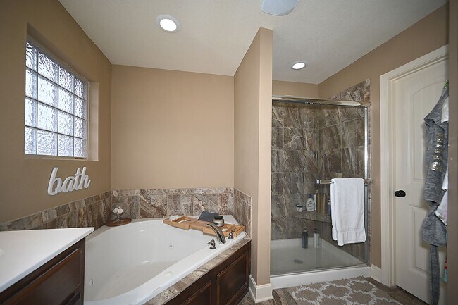 Building Photo - Beautiful 4 Bedroom, 3 Bath, Single Family...