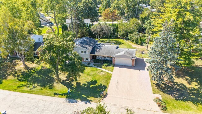 Building Photo - 2616 Douglas Dr