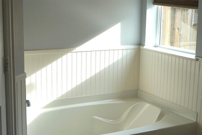 Building Photo - 10710 Barker View Dr