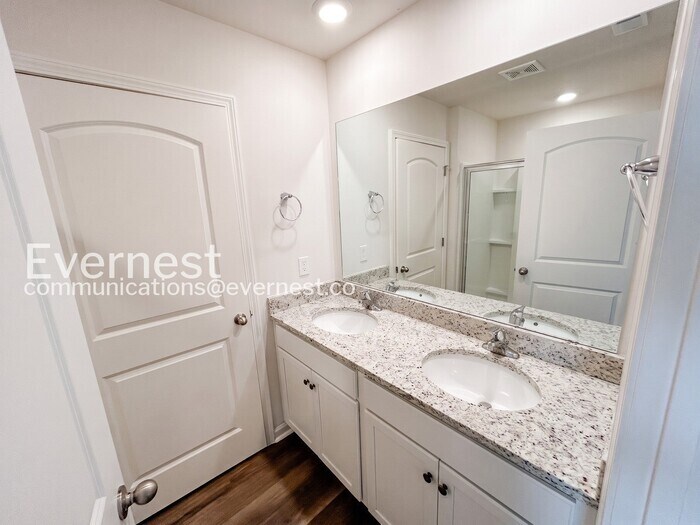 Building Photo - 209 Maple Spring Trl