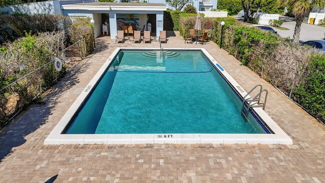 Building Photo - 1010 NE 8th Ave