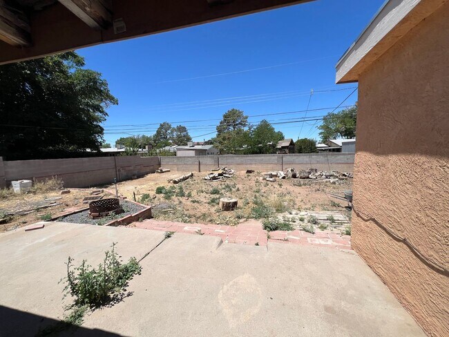 Building Photo - NE 3/BD 2/BA 2/CG