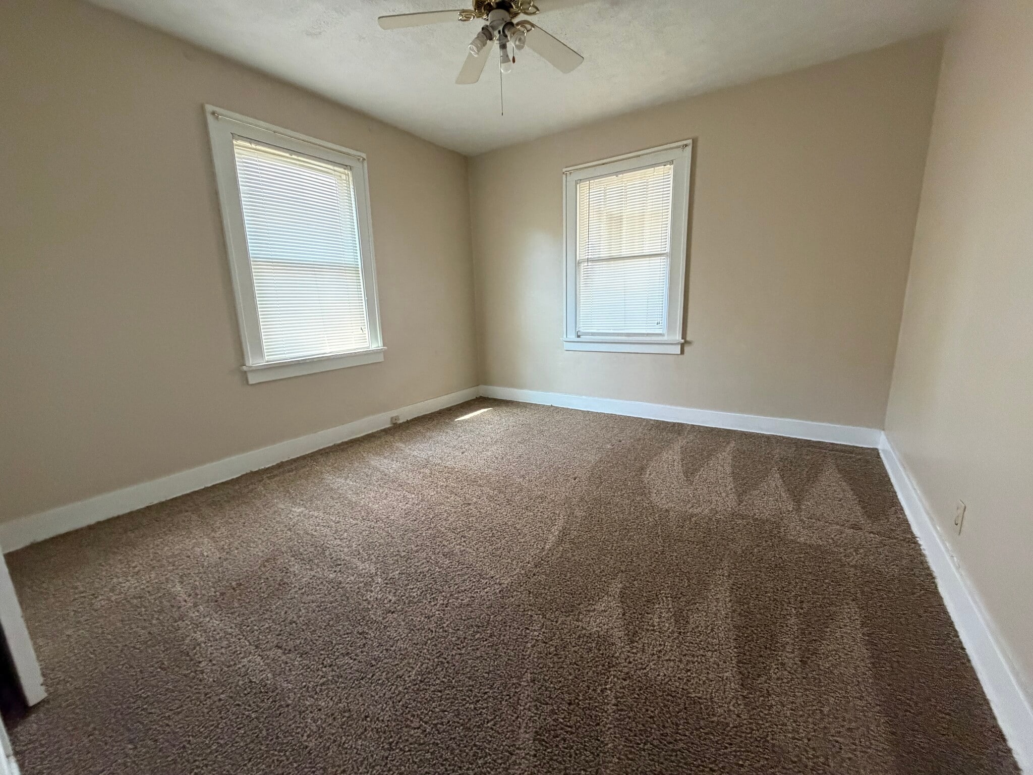 Building Photo - 136 E Woodside St