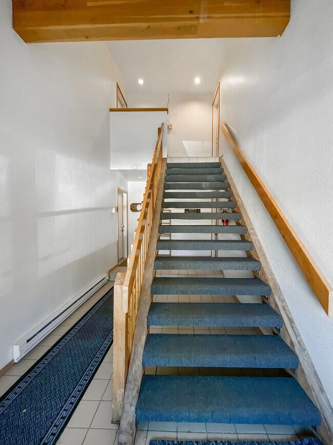 Building Photo - Walk to main st! 5-6 month winter rental!