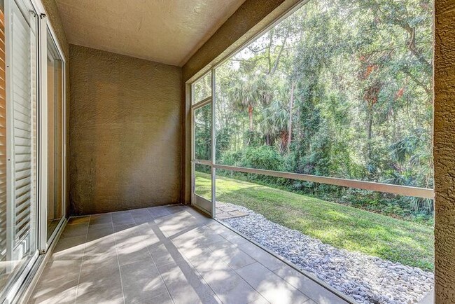 Building Photo - Spacious New Tampa 2 Bedroom, 2.5 Bath Tow...