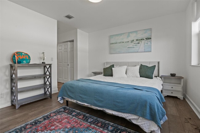 Building Photo - 732 NE 15th Ave