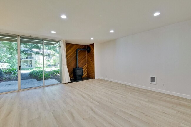Building Photo - Beautiful 2BR 2BA downstairs condo in Moun...