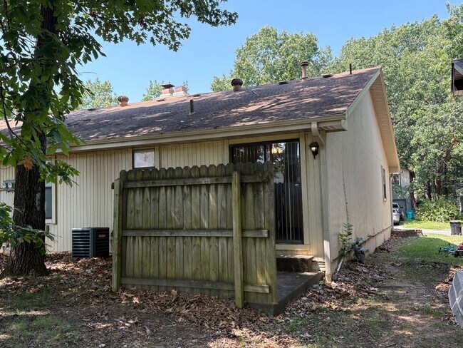 Building Photo - 936 S Craig Ave