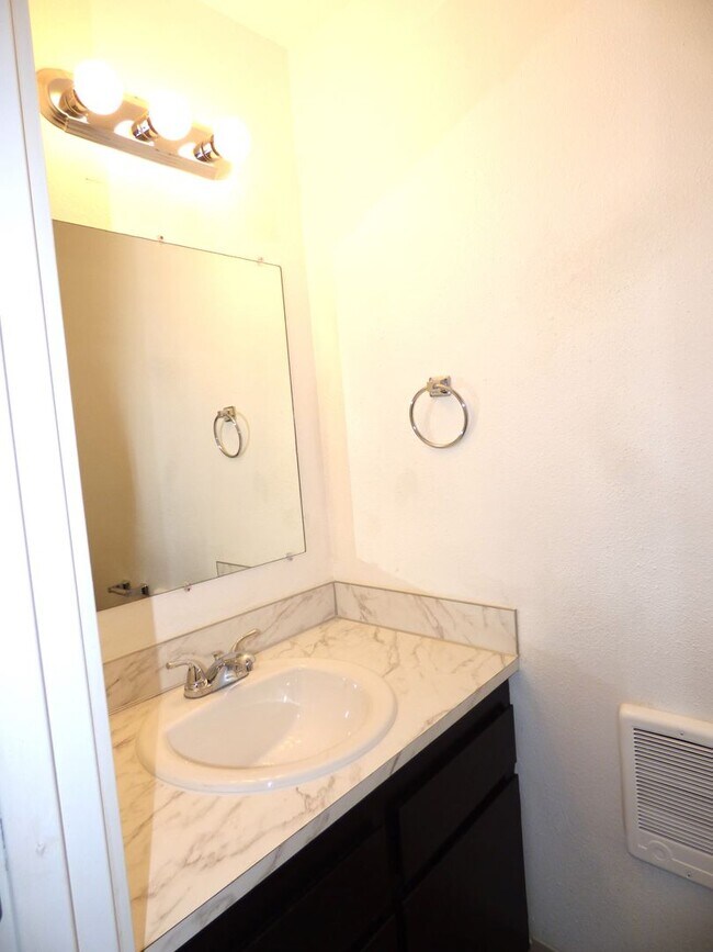 Building Photo - Rent Special: 1/2 Off May's Rent - 2 bed Townhome