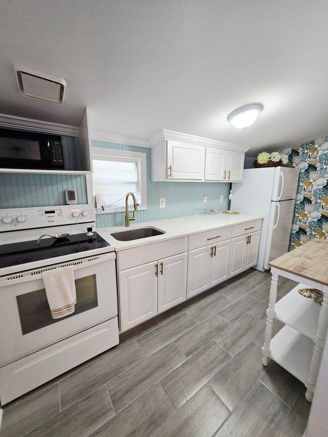 Building Photo - Beautiful Bungalow In the Twin Beaches