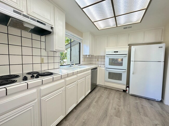 Building Photo - Saratoga 2 Bedroom Upstairs Unit in Great Complex!