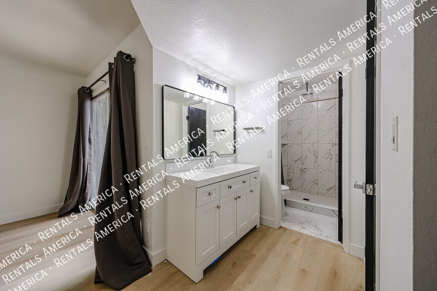 Building Photo - 10642 N 47th Dr