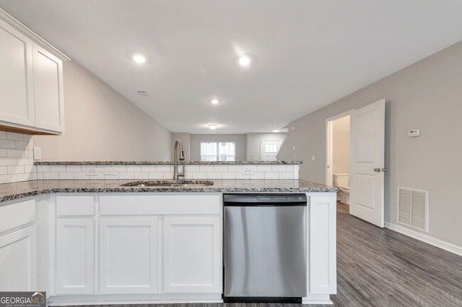 Building Photo - 320 Ashigan St