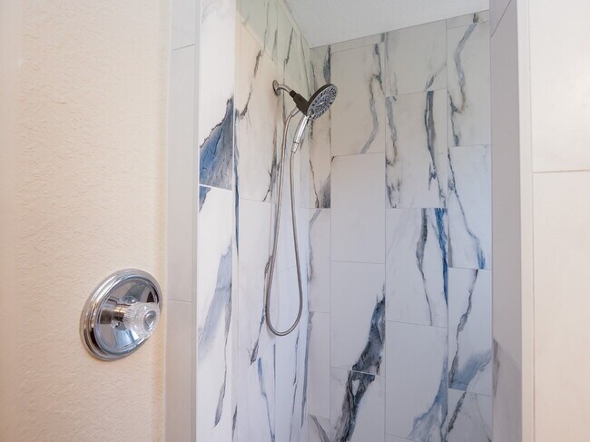 Building Photo - Move in with Zero Deposit! Turnkey Furnish...