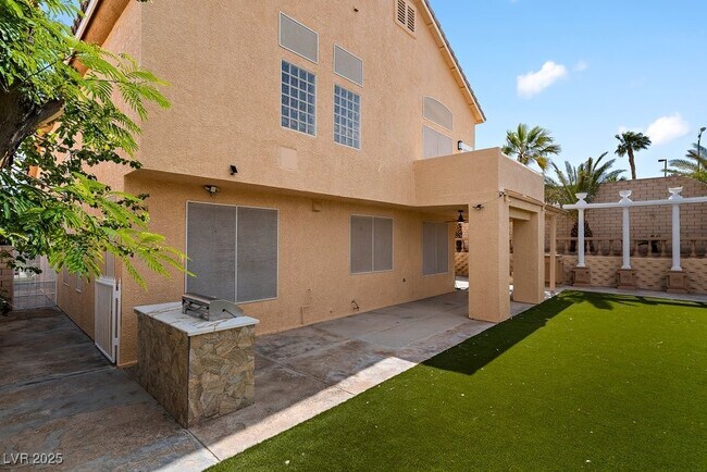 Building Photo - 8594 Lambert Dr