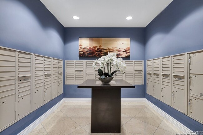 Building Photo - GORGEOUS FURNISHED CONDOMINIUM WITH GREAT ...