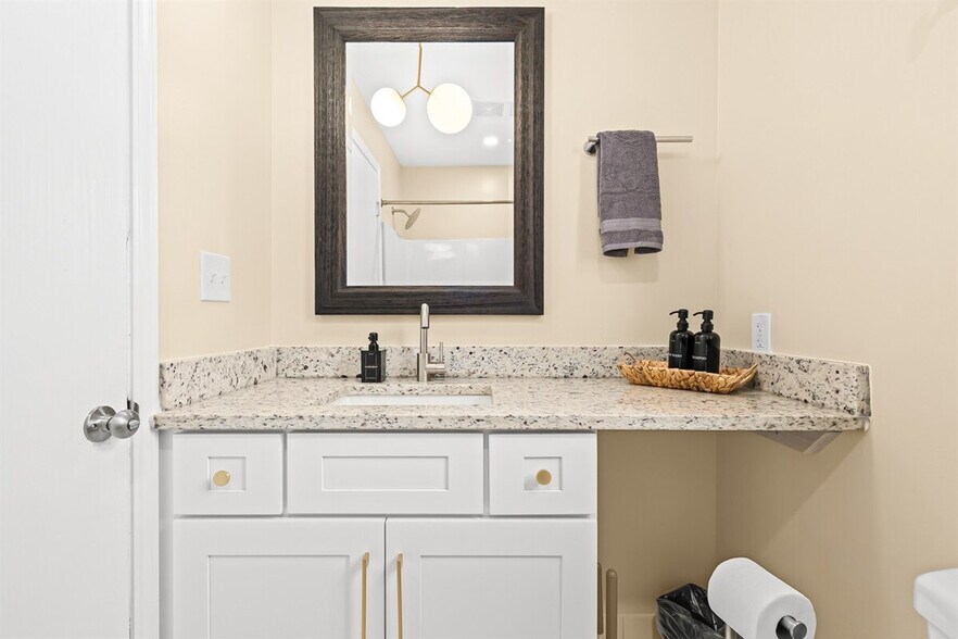 Building Photo - 18423 Sharon Ln